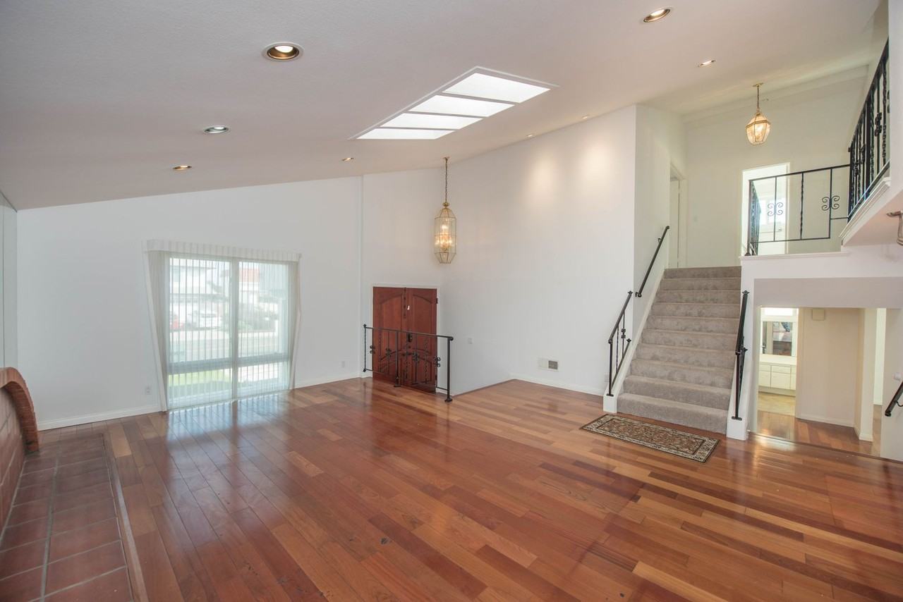 19201 Sherborne Ln - Photo 5 of 50