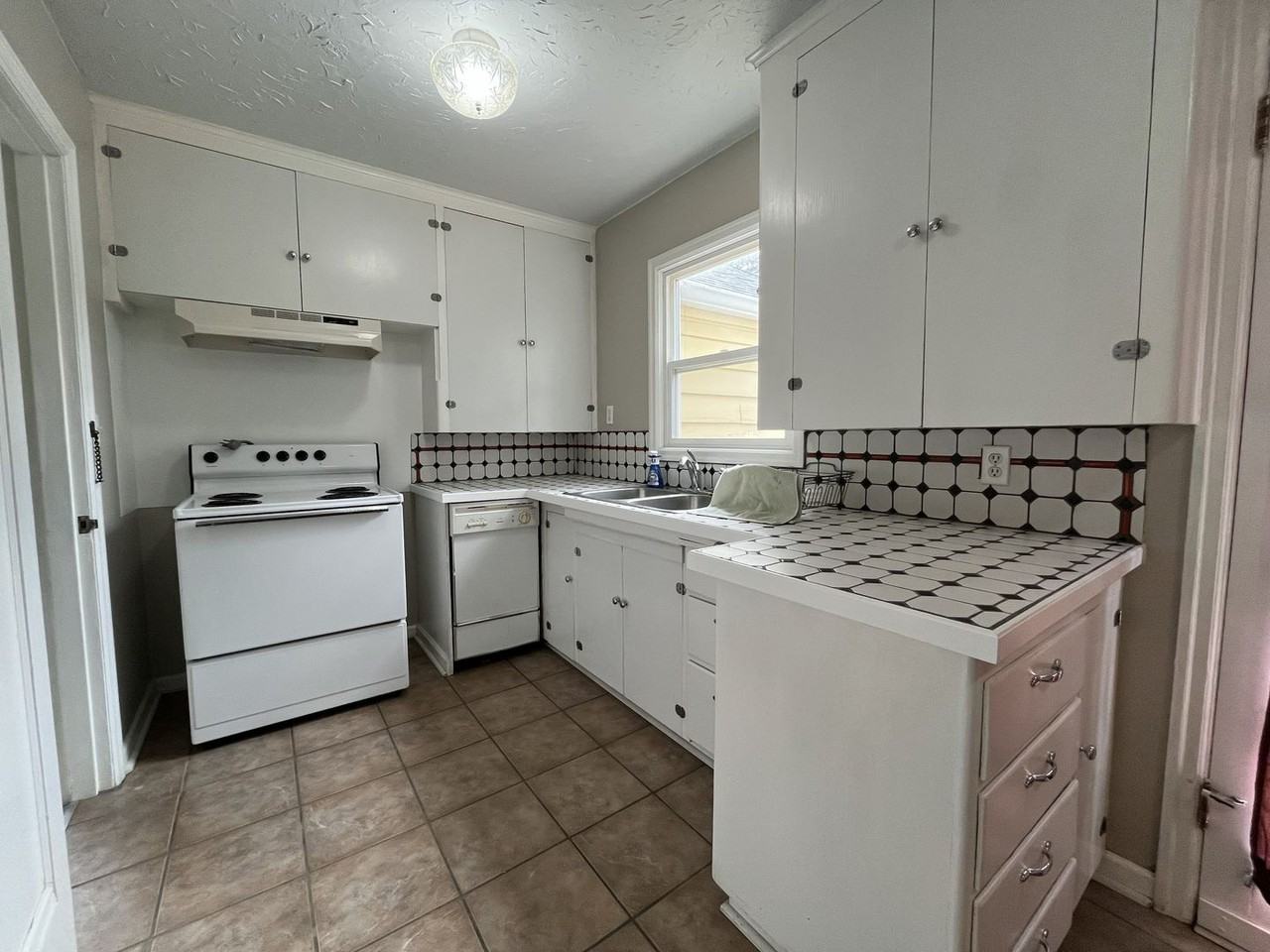 2844 Sw Custer St - Photo 5 of 32