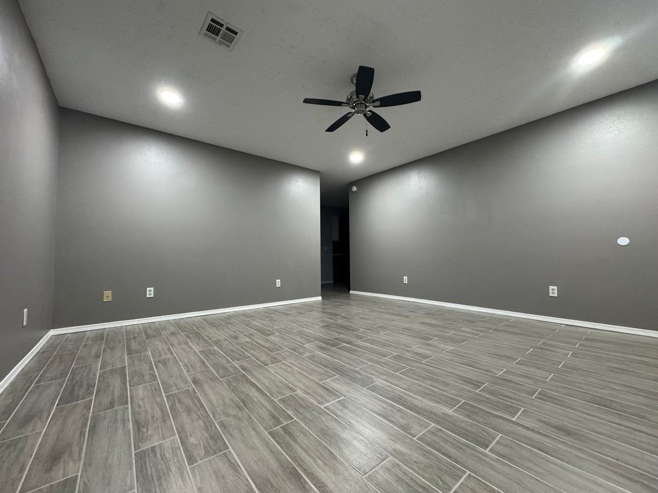 303 Southland St - Photo 3 of 19