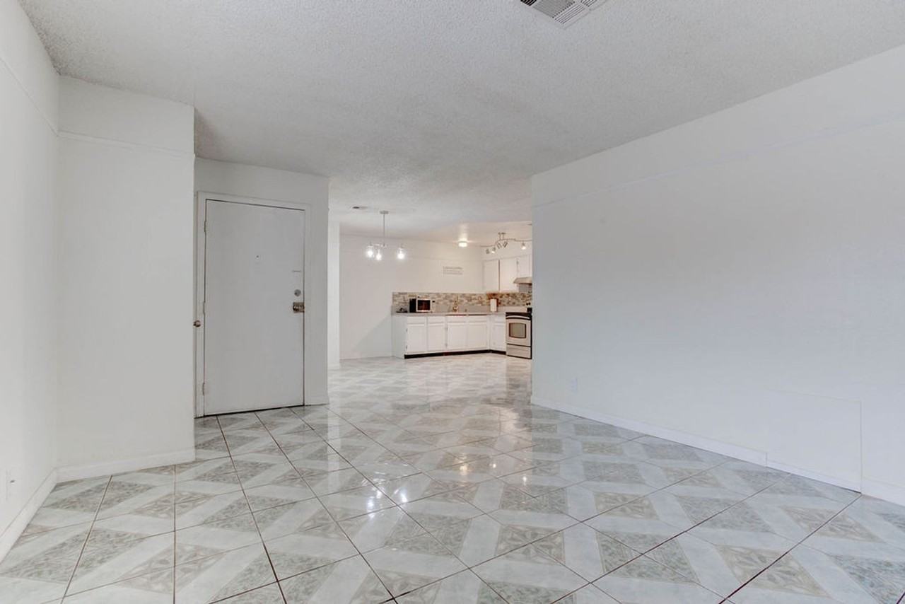 808 Hedge Way #7 - Photo 3 of 30