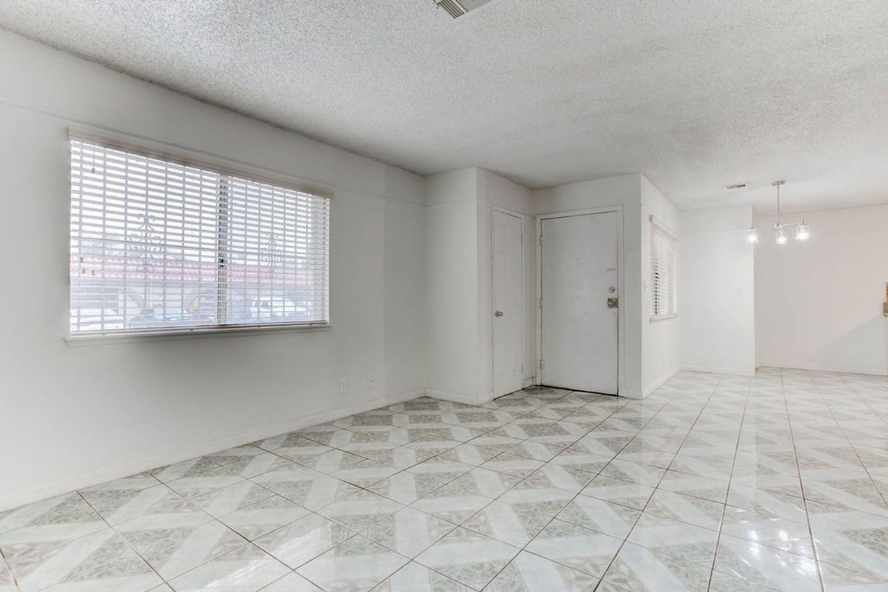 808 Hedge Way #7 - Photo 4 of 30