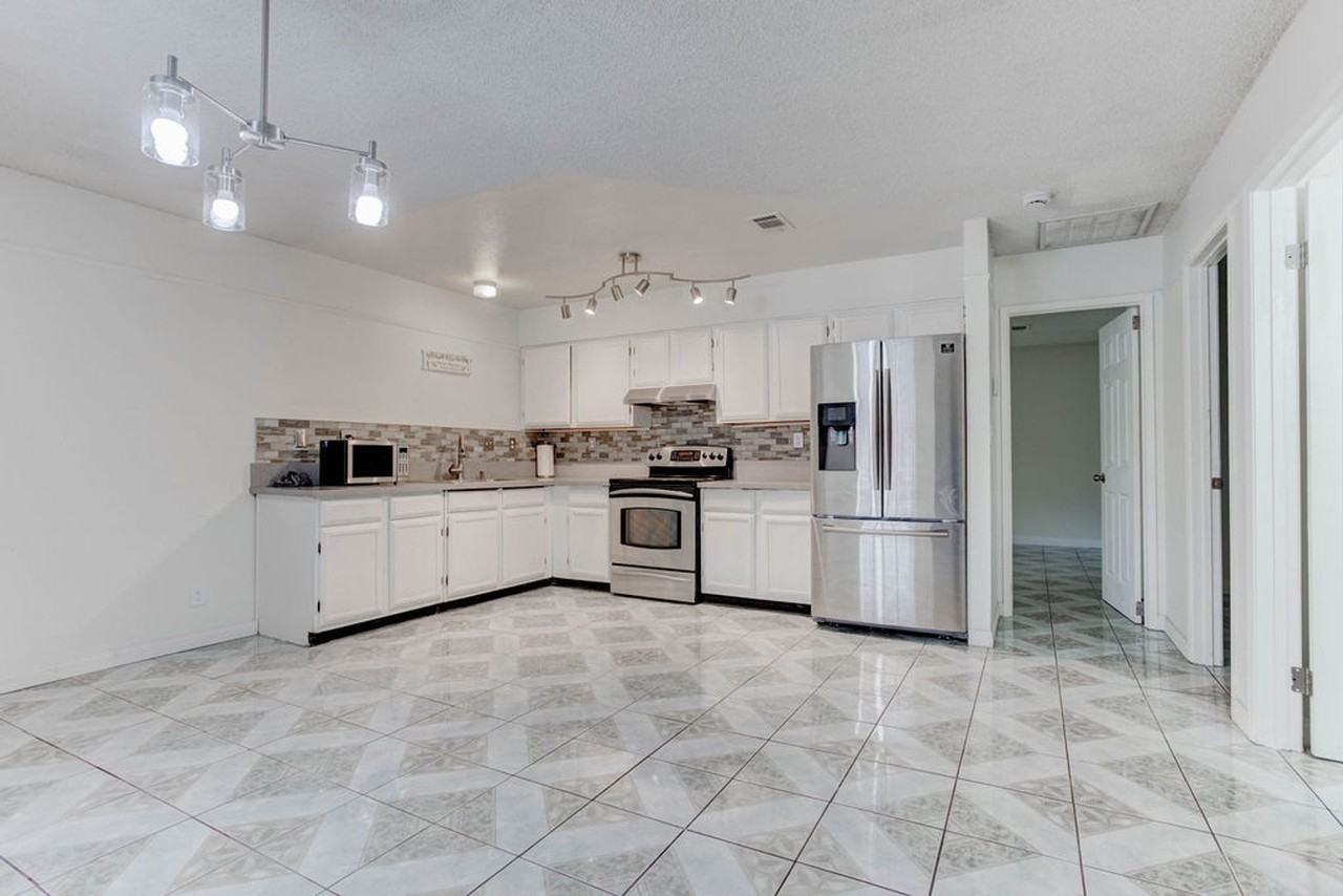 808 Hedge Way #7 - Photo 5 of 30