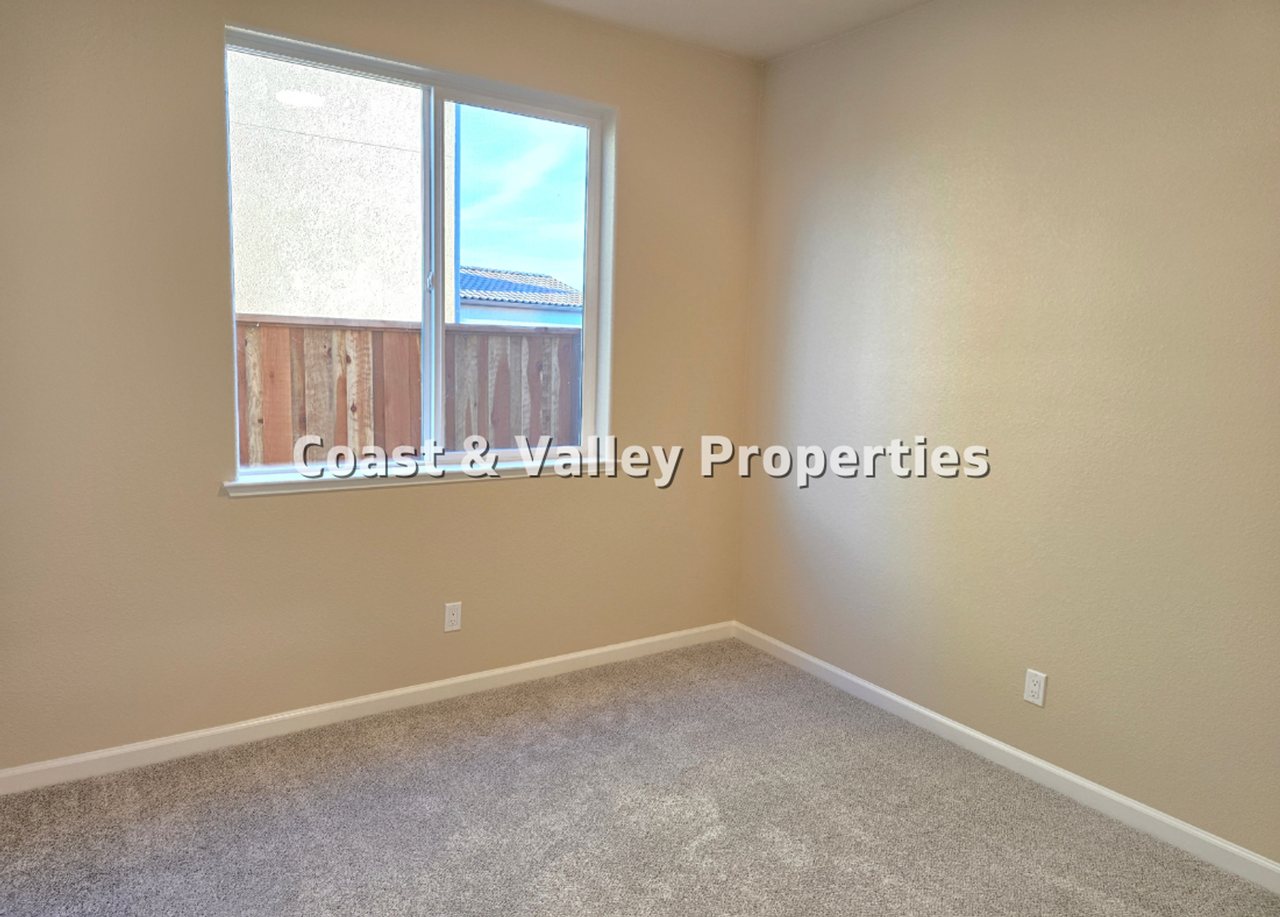 784 Livingston Ave - Photo 5 of 9