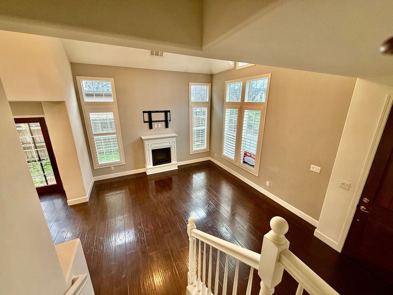 1049 Matthews Run Way - Photo 3 of 30