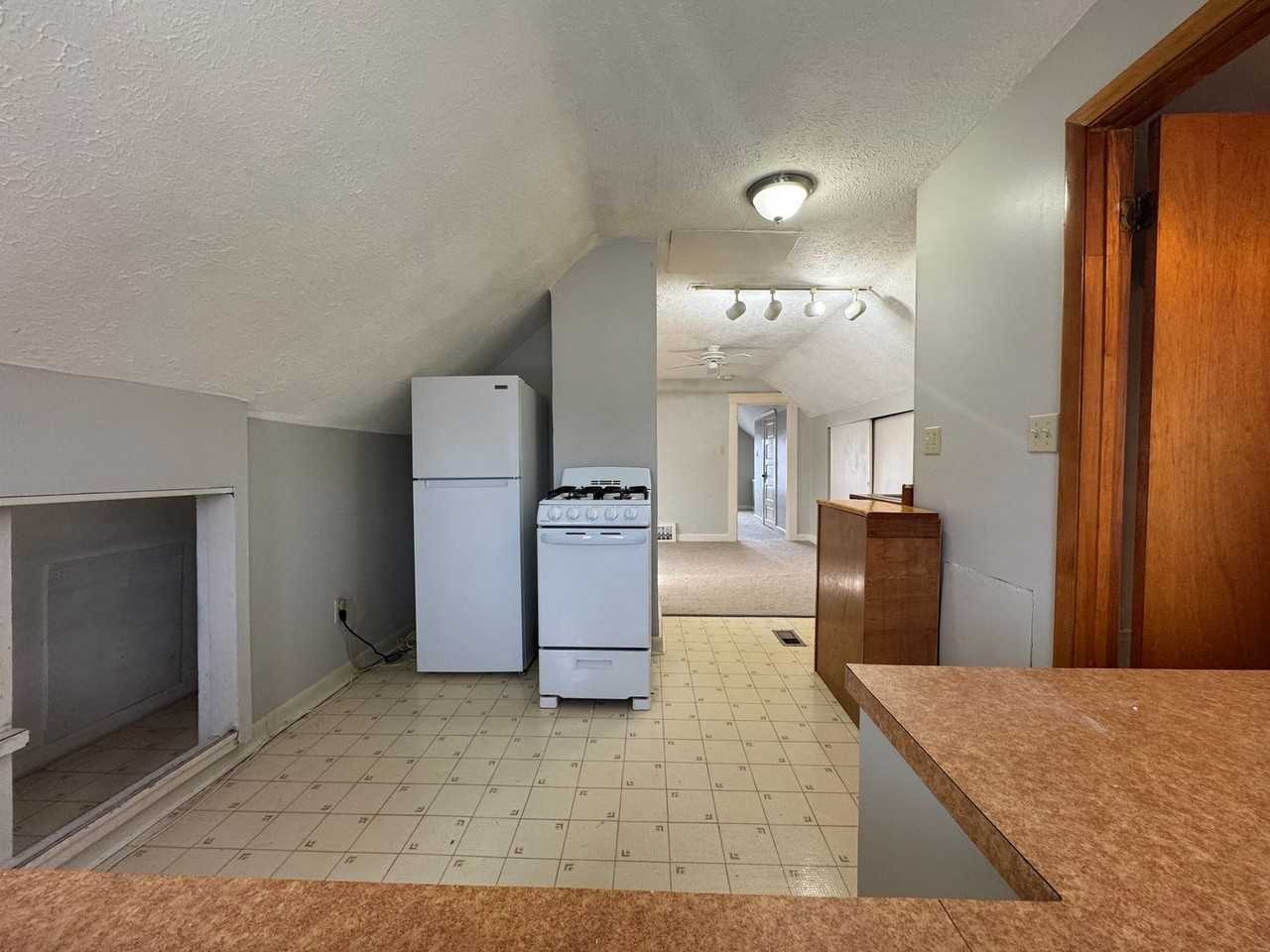 1285 Cook Ave - Photo 3 of 14