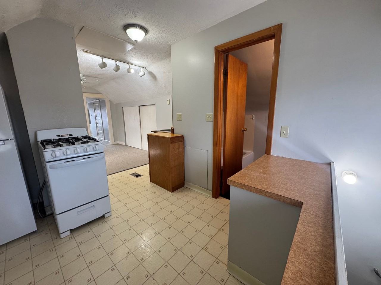 1285 Cook Ave - Photo 5 of 14