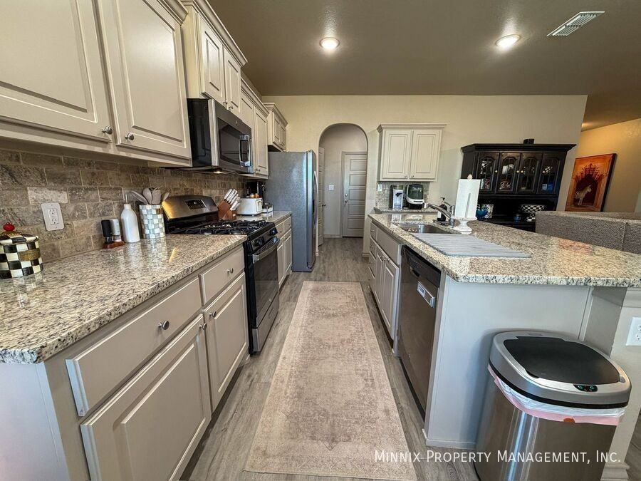 7504 89th St - Photo 4 of 20