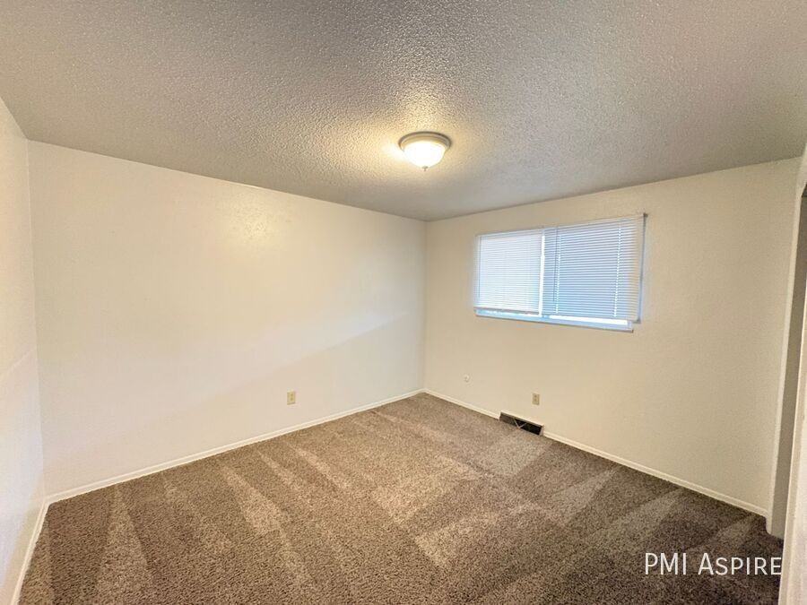 1451 Lamplighter Dr - Photo 4 of 12