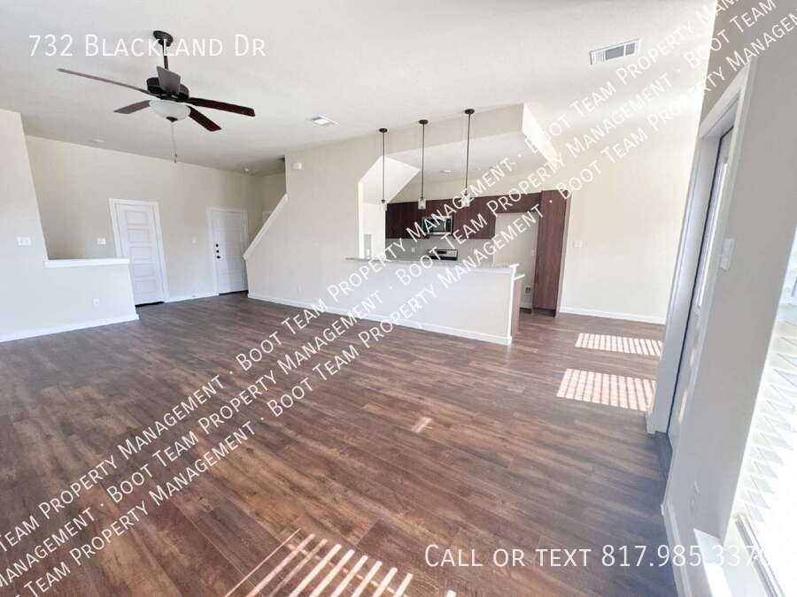 732 Blackland Dr - Photo 4 of 33