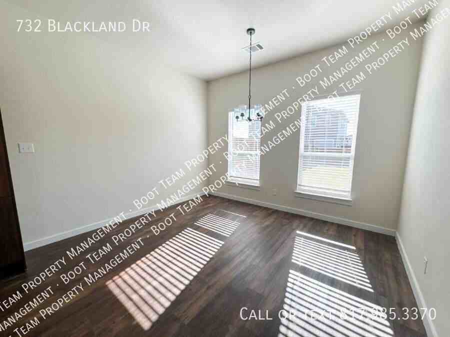 732 Blackland Dr - Photo 5 of 33