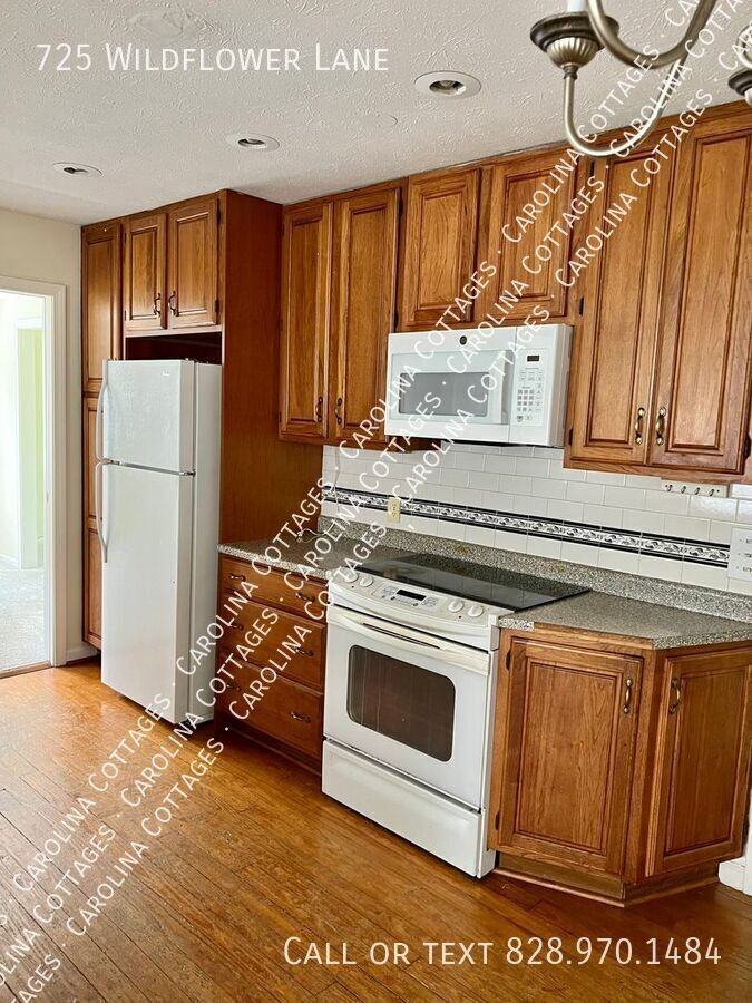 725 Wildflower Ln - Photo 4 of 17