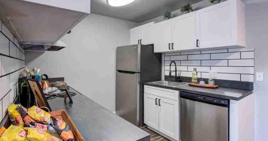 Latitude 28 Apartments - Photo 4 of 25