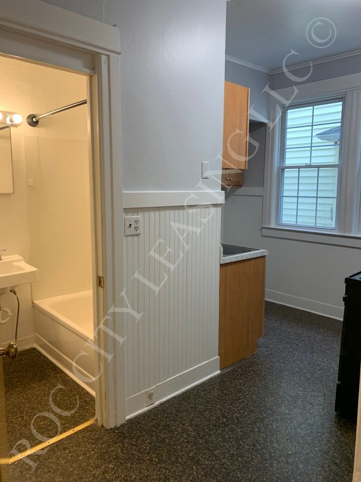 1079 Monroe Ave - Photo 7 of 14