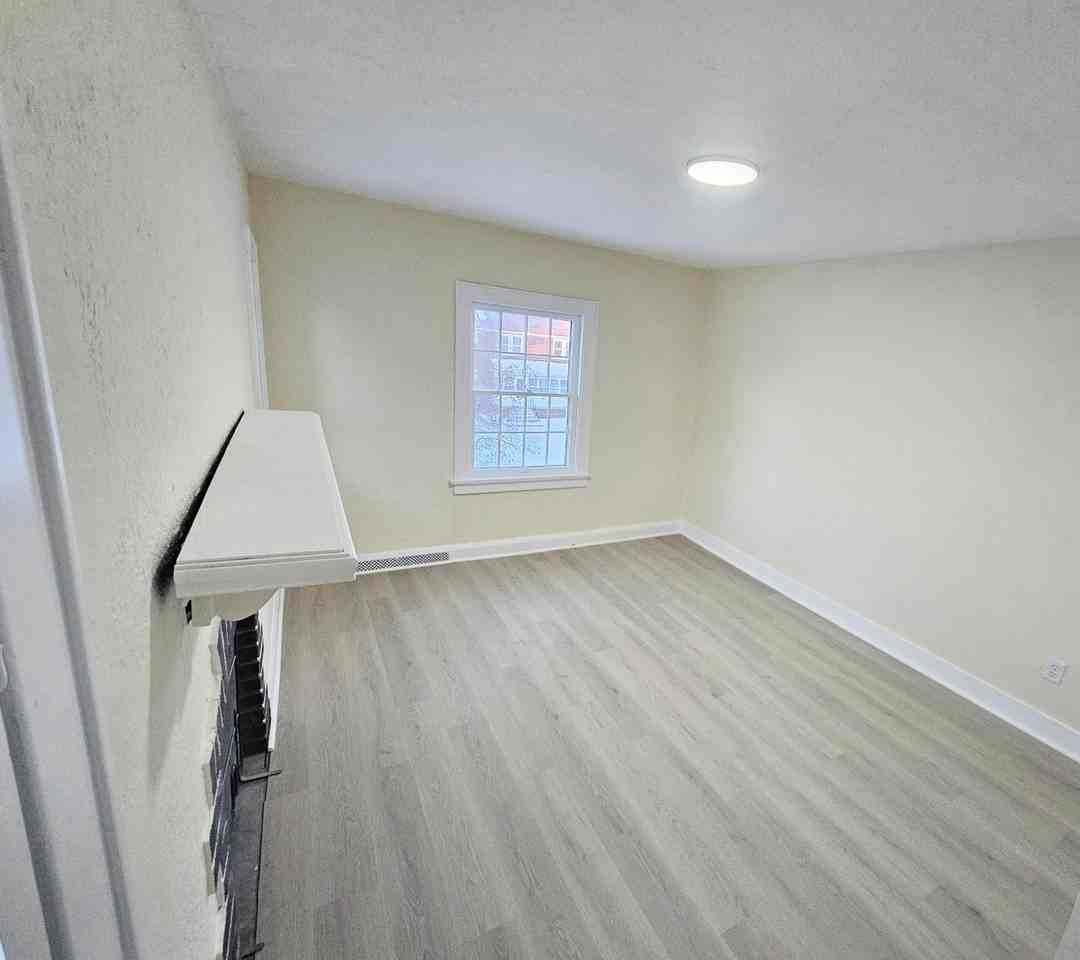 1923 Freeman Street, Unit Upper - Photo 4 of 9