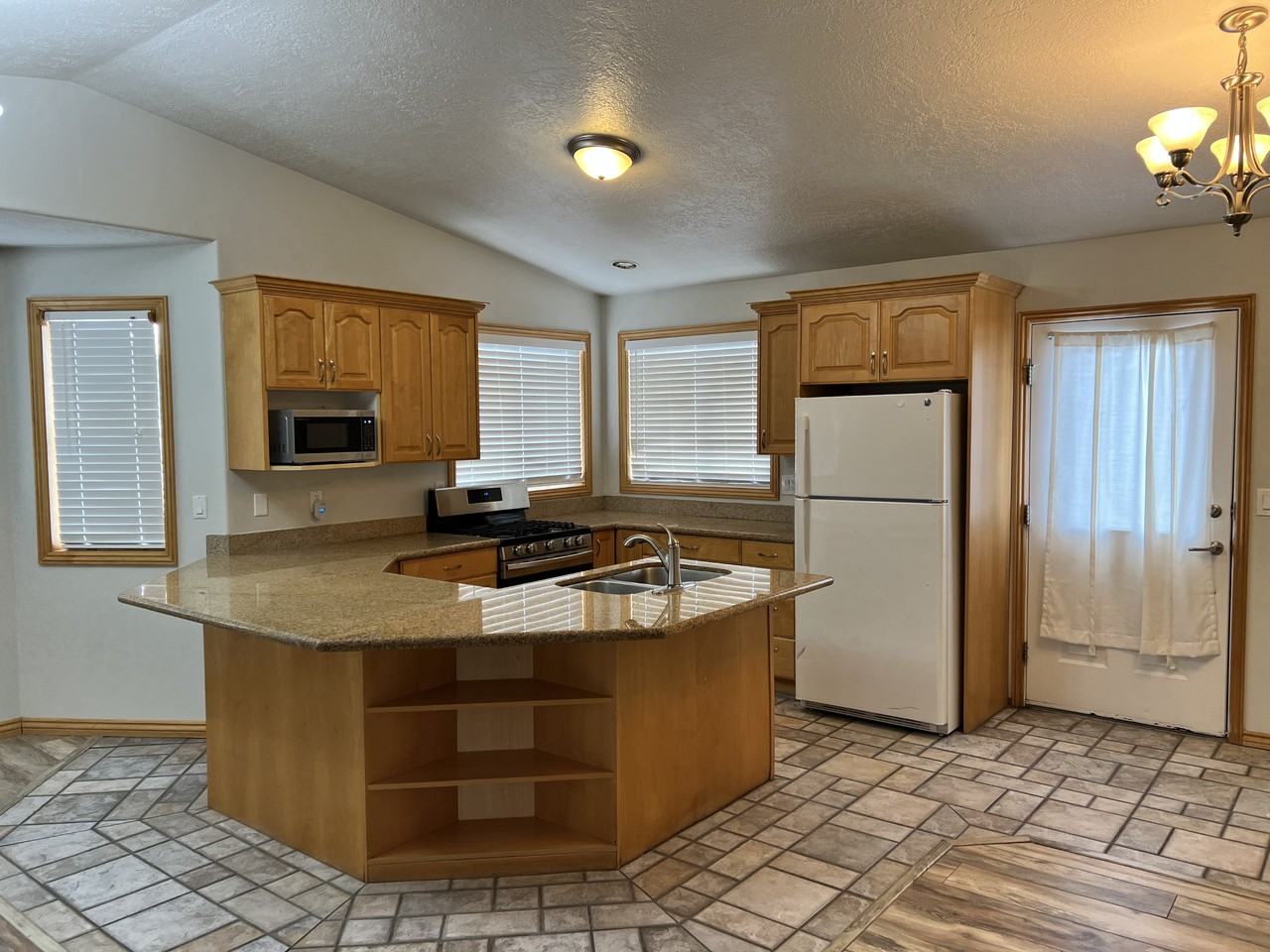 1315 S 175 E #B - Photo 2 of 12