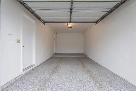 33 Rockhurst Dr - Photo 7 of 11