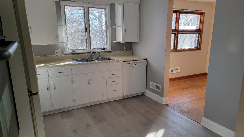 404 Crestwood Ct - Photo 3 of 12