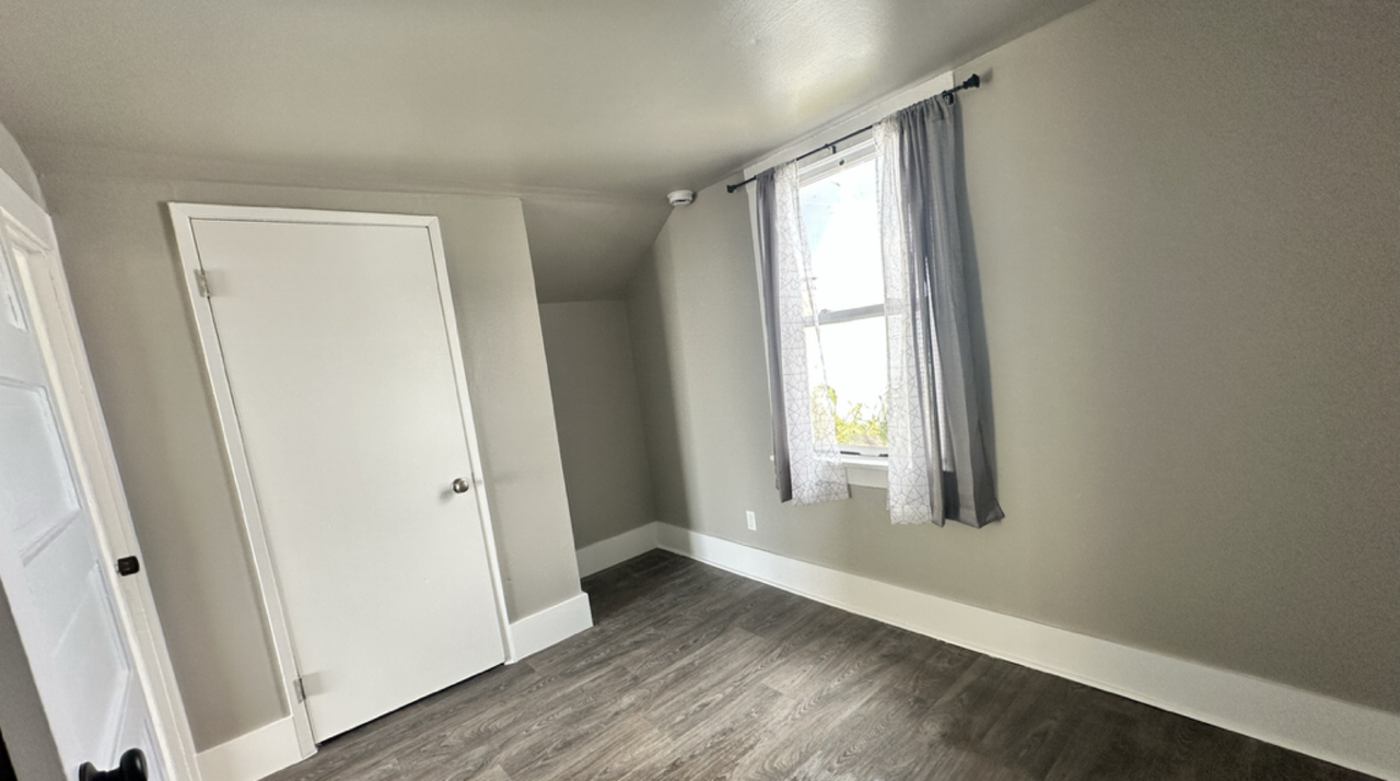 909 E 2nd St #1-2 - Photo 5 of 9