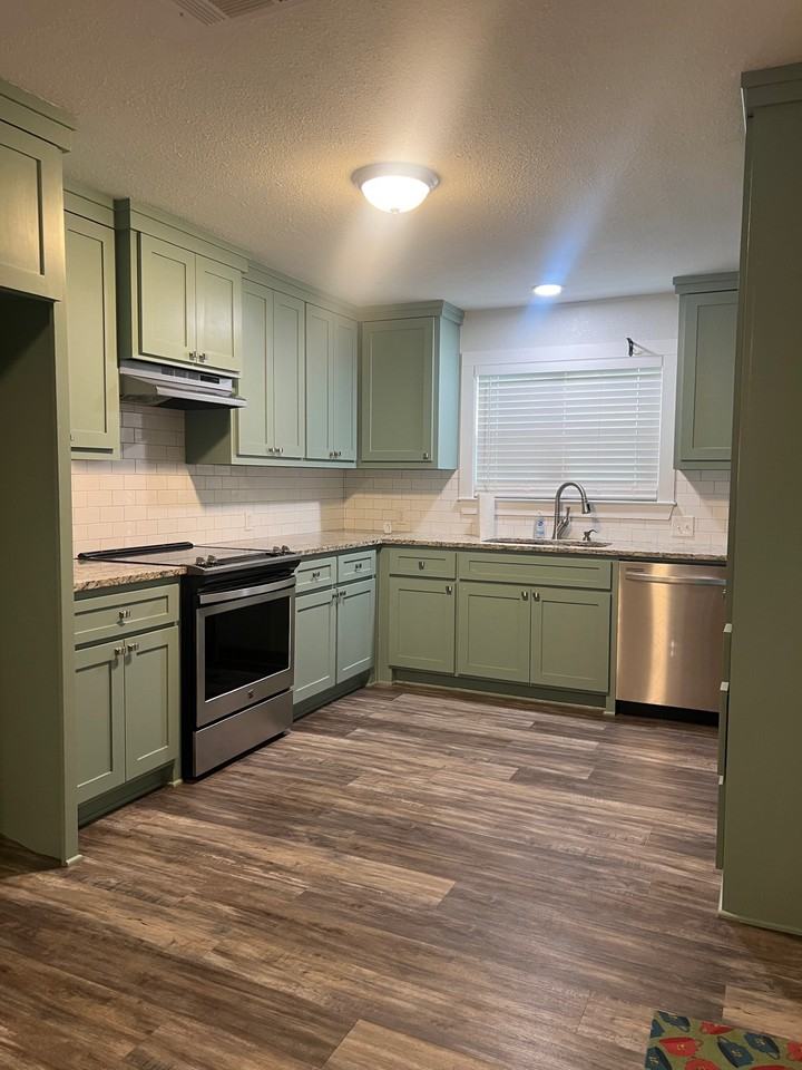 557 E Elm St #1 - Photo 3 of 16