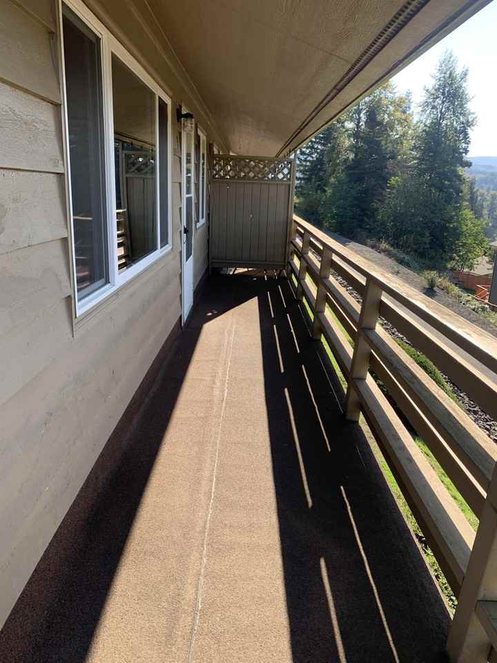 725 Northwest Pine Street - Photo 2 of 18