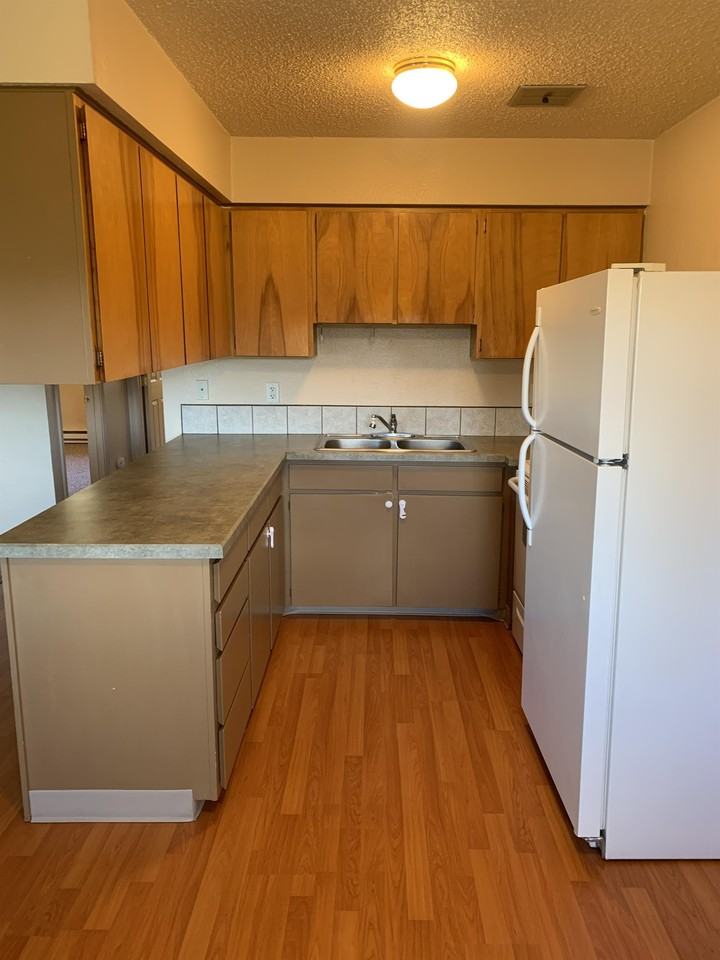 725 Northwest Pine Street - Photo 3 of 18