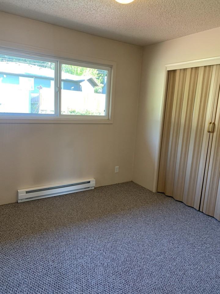 725 Northwest Pine Street - Photo 7 of 18