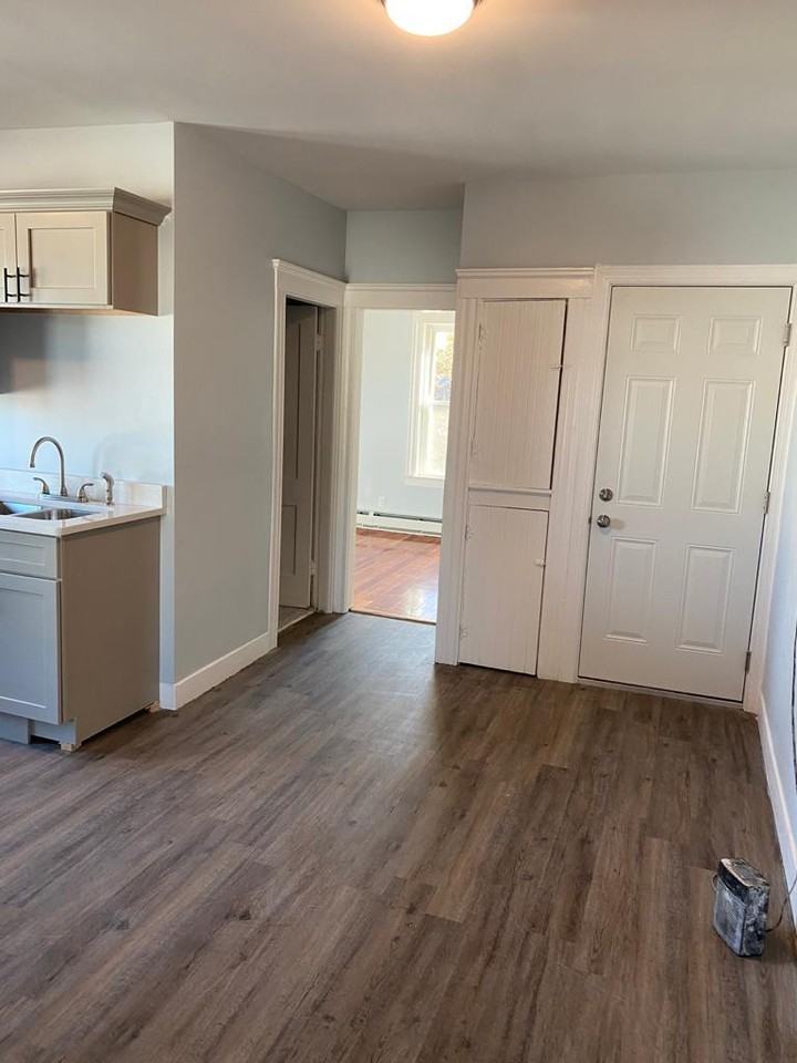 340 Robinson Street - Photo 7 of 10