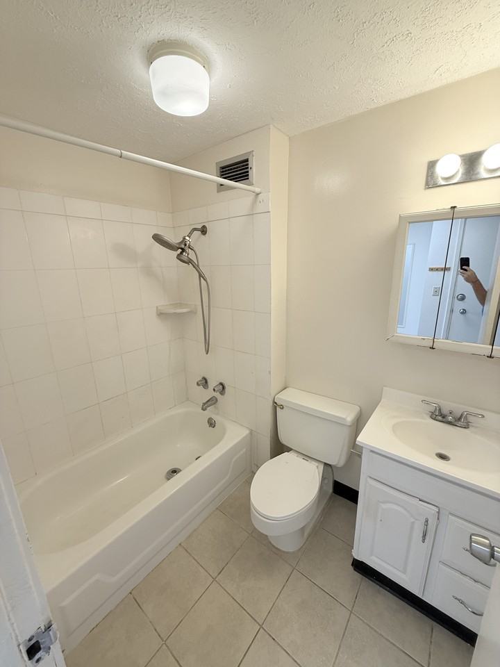 2211 Ala Wai Blvd #1 - Photo 7 of 23