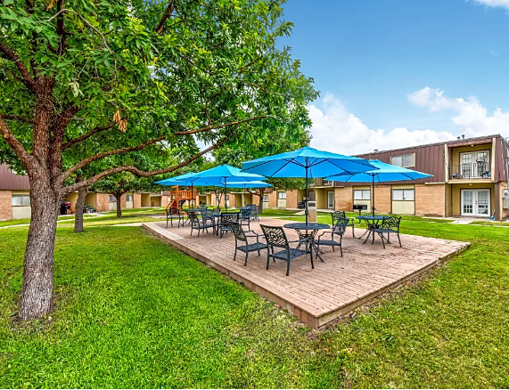 Desert Village Apartments - Photo 4 of 40