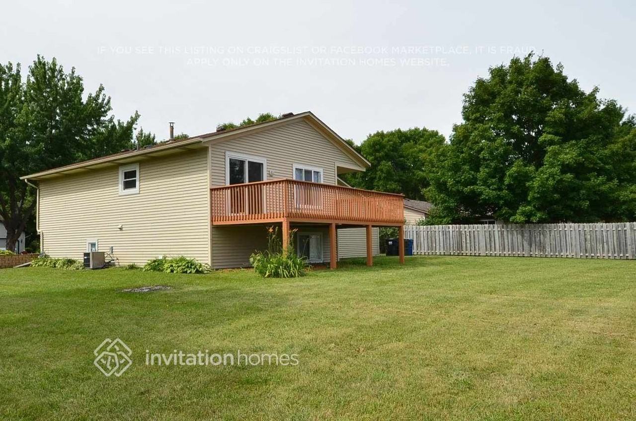 9908 108th Pl N - Photo 2 of 3