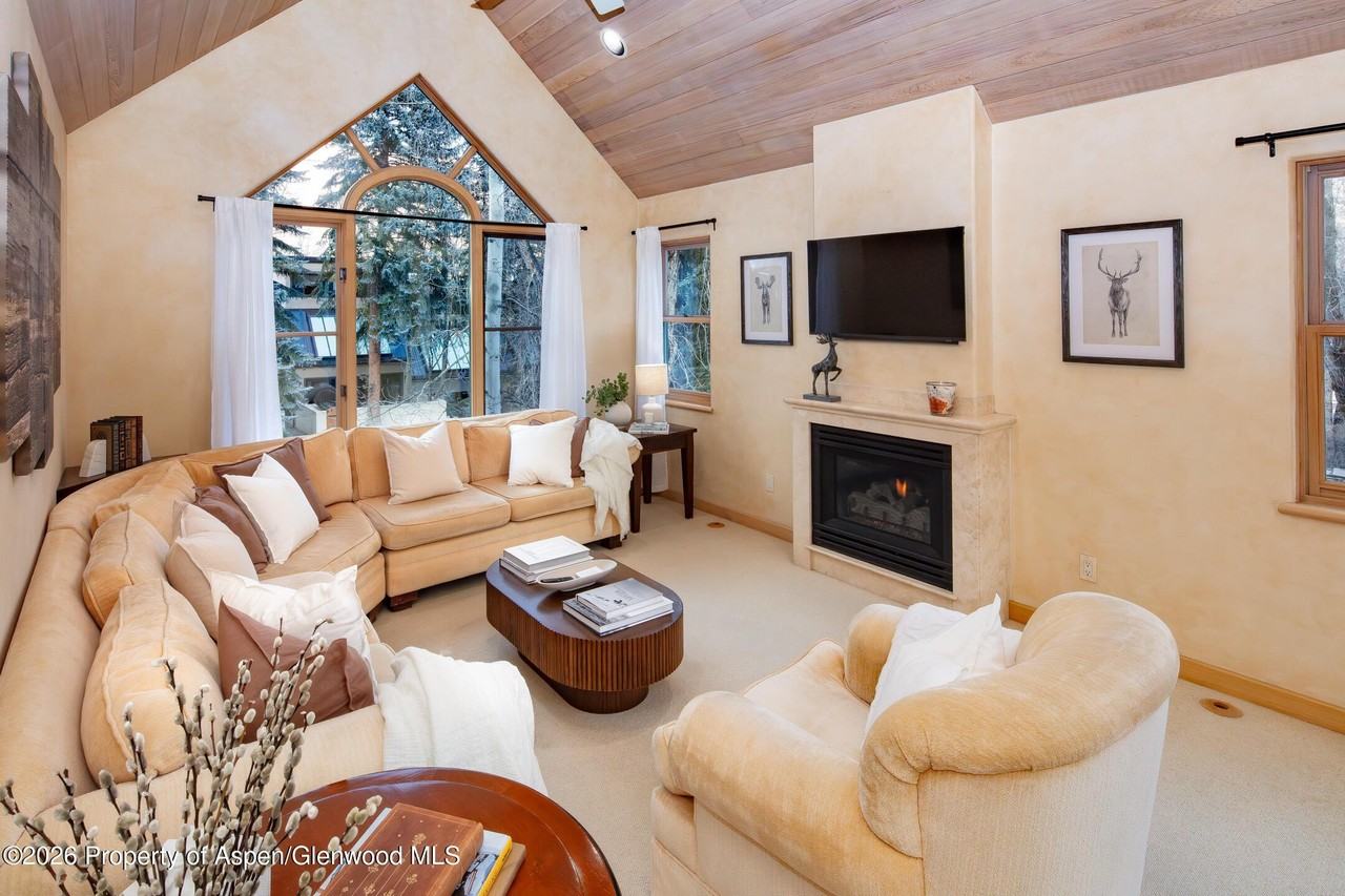 333 W Hopkins Ave - Photo 2 of 18