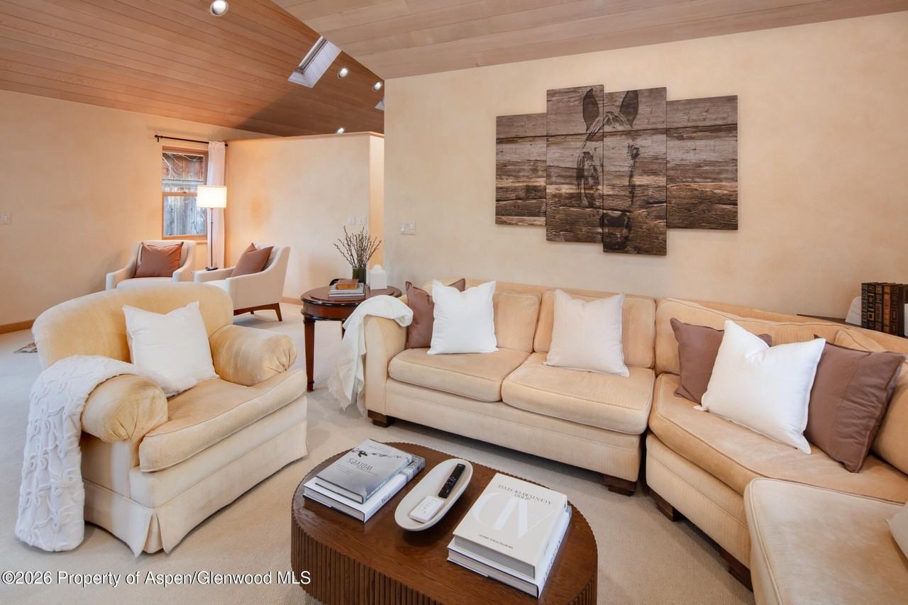 333 W Hopkins Ave - Photo 3 of 18