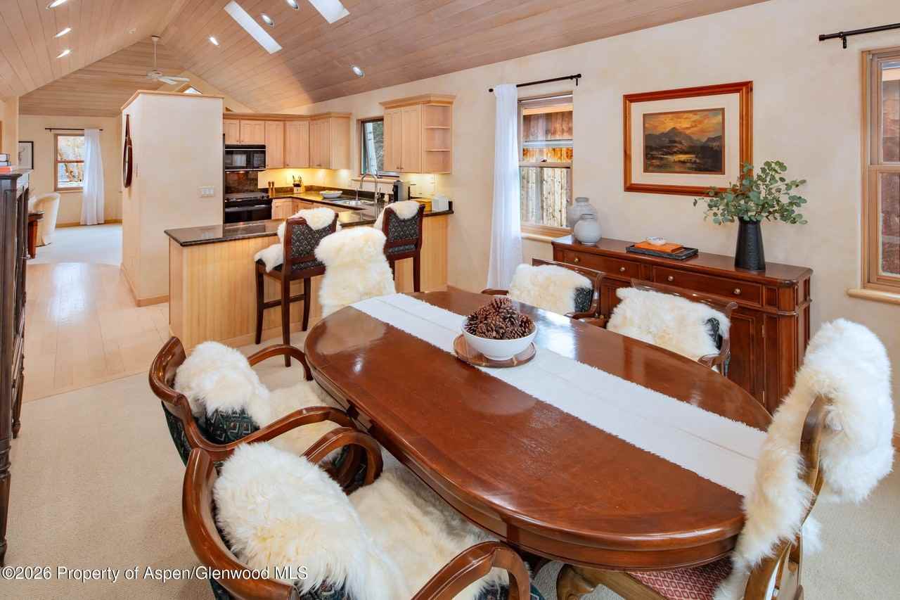 333 W Hopkins Ave - Photo 4 of 18