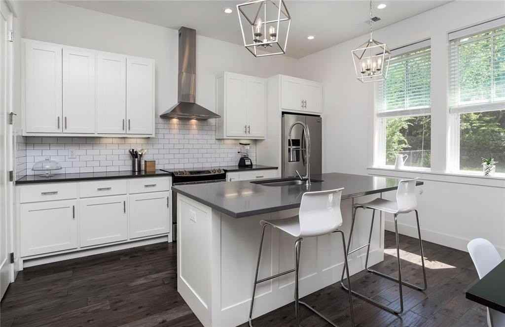 306 Nw H St - Photo 3 of 16