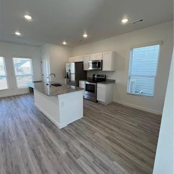 1020 Boardwalk Ave - Photo 4 of 10