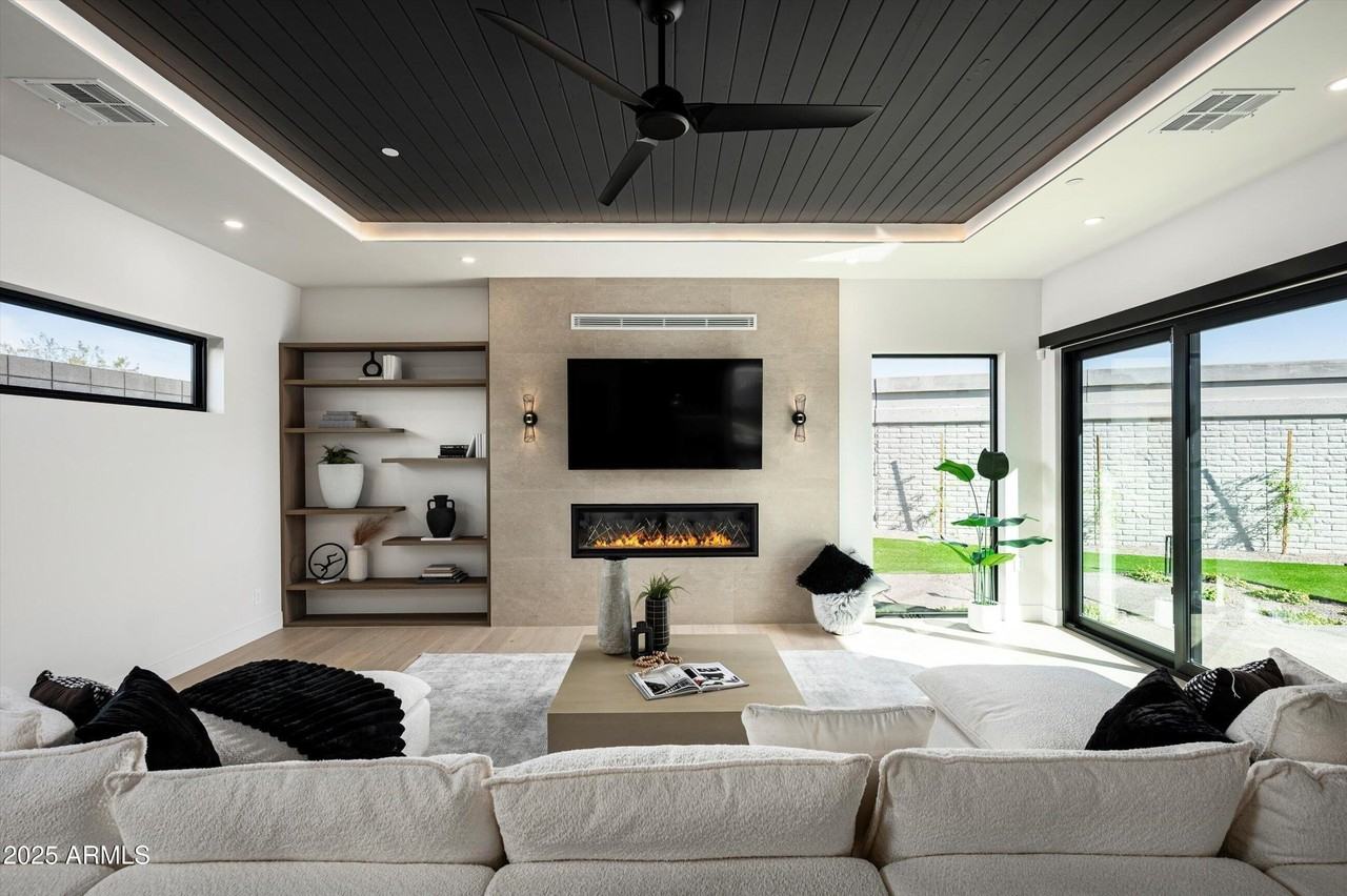 1831 E Palmaire Ave - Photo 4 of 50