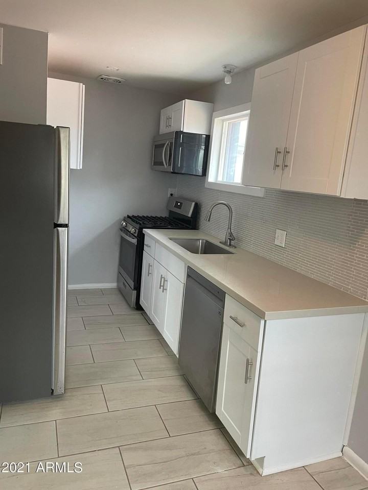 2242 N 29th Pl Apt 3 #3 - Photo 3 of 19