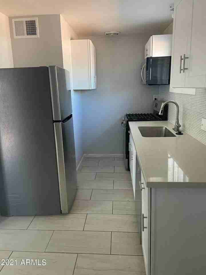 2242 N 29th Pl Apt 3 #3 - Photo 5 of 19
