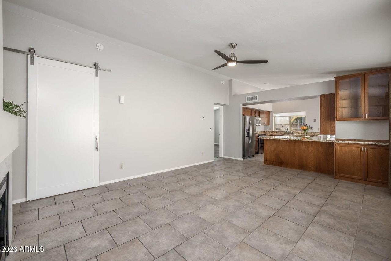 9440 S 44th St - Photo 6 of 32