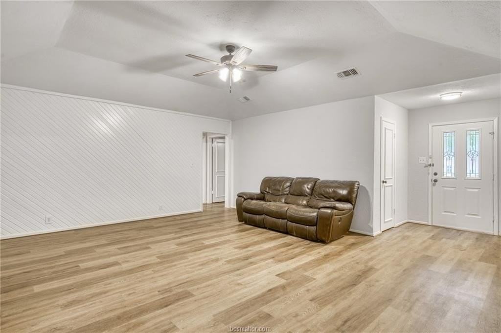 2716 Red Hill Dr - Photo 3 of 19