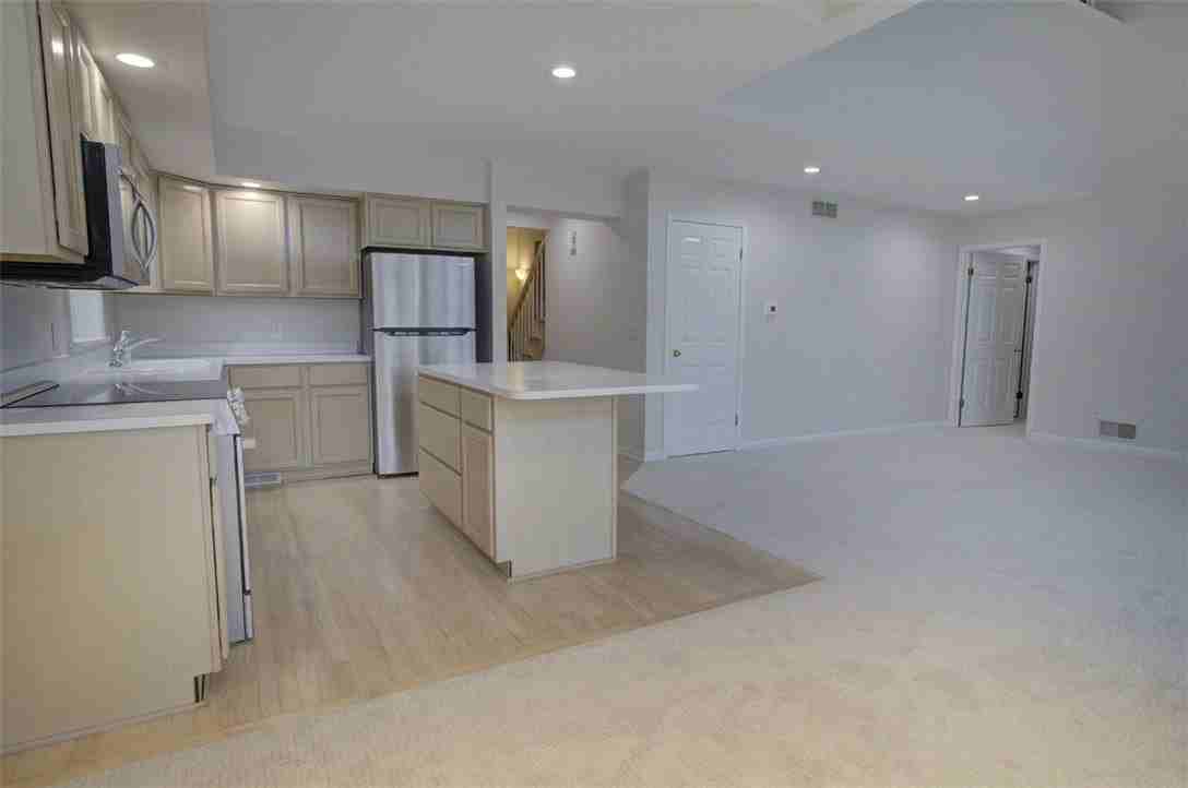 245 Roseland Ln - Photo 7 of 39