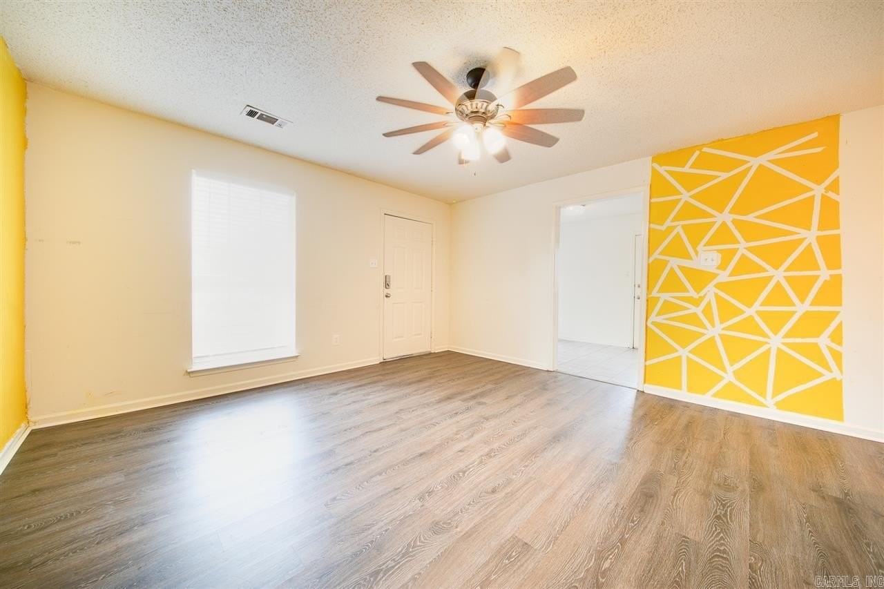 705 N Jackson St - Photo 4 of 25