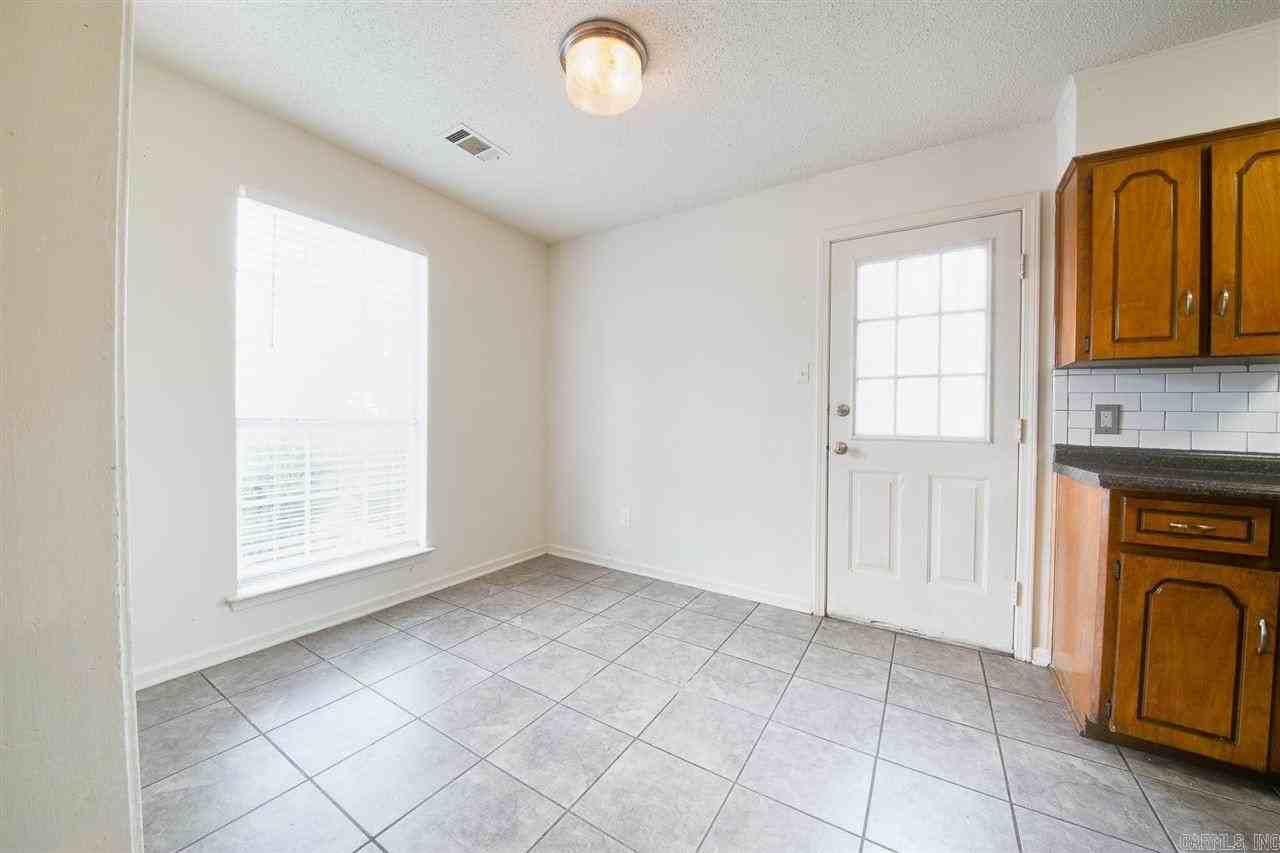 705 N Jackson St - Photo 7 of 25