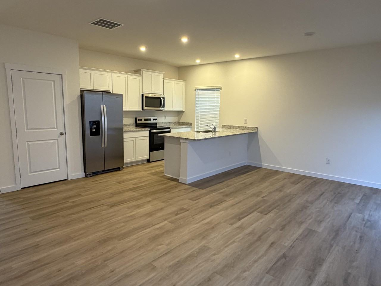 4204 Belcourt Ln Ne - Photo 6 of 13