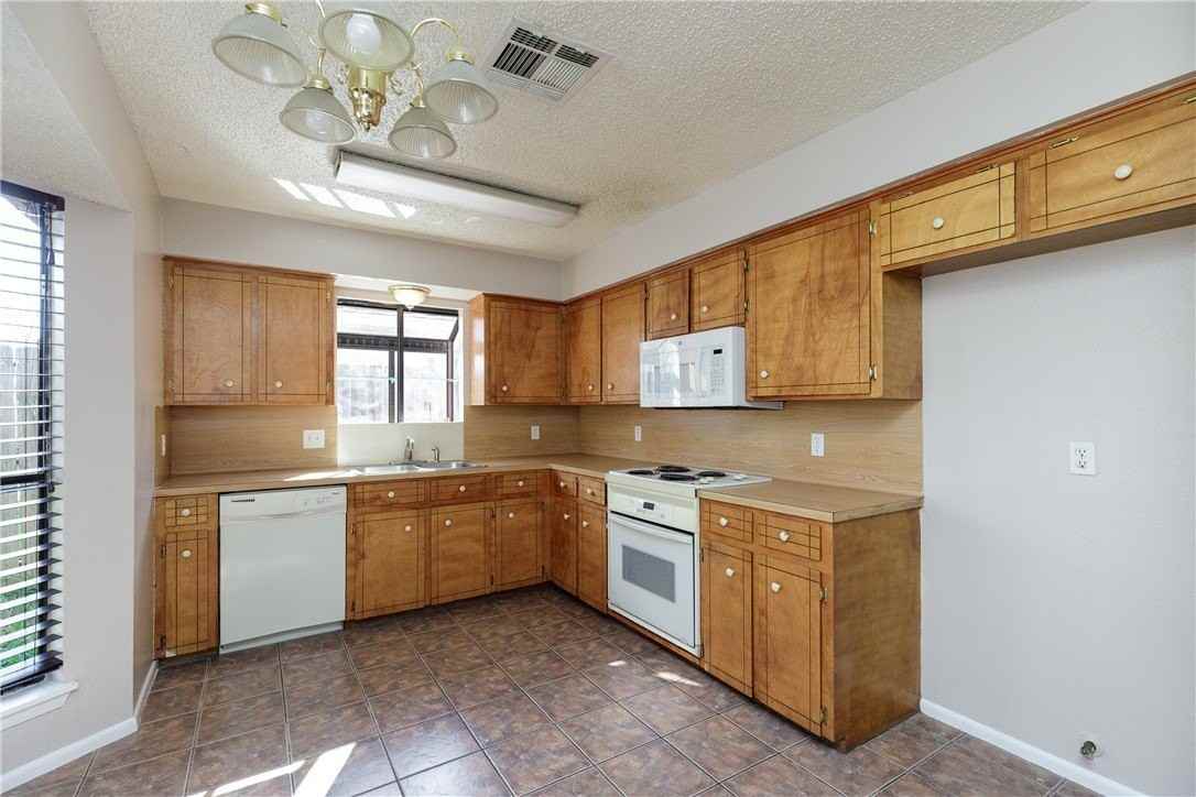 2538 Allencrest Dr - Photo 7 of 27