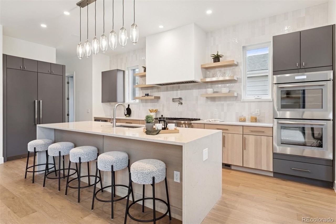 1117 S Madison St - Photo 4 of 47