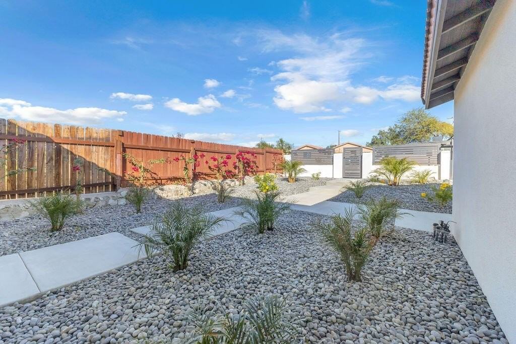 66125 2nd St - Photo 3 of 12