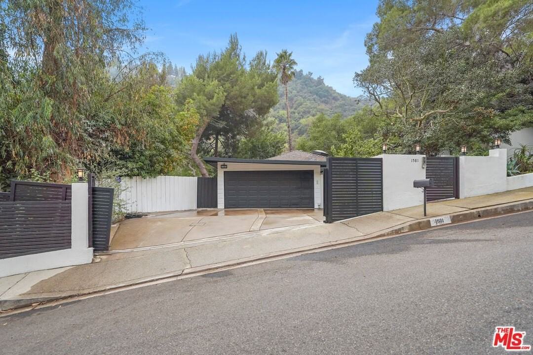 1581 Clear View Dr - Photo 2 of 15