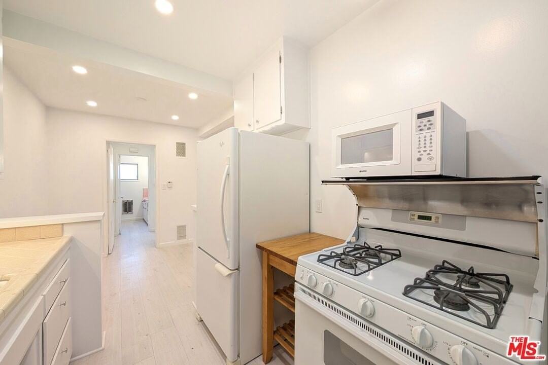 1037 11th St Apt 4 #4 - Photo 5 of 11