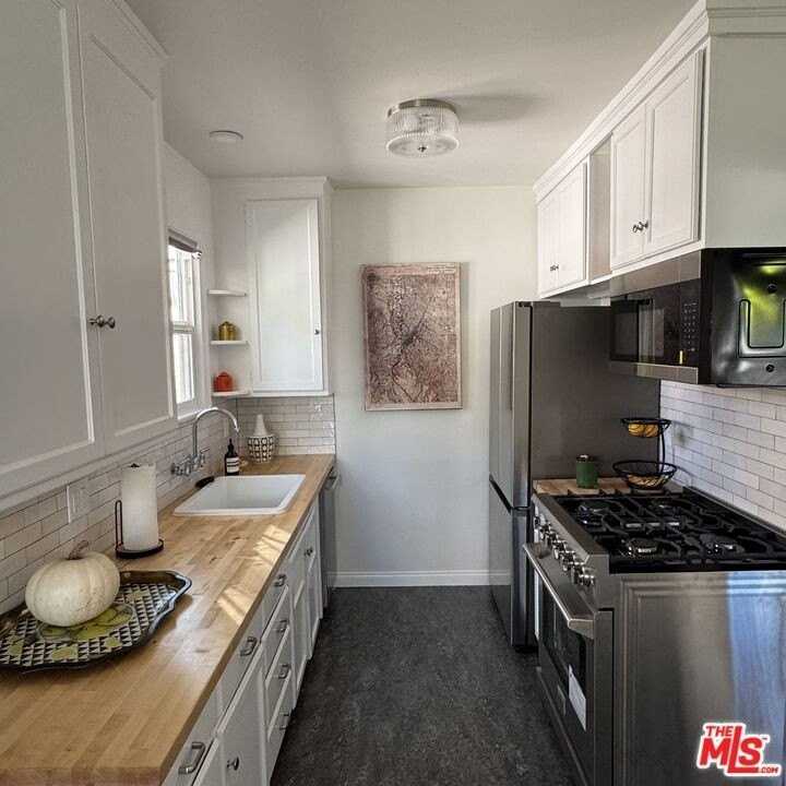 8036 Norton Ave - Photo 3 of 20